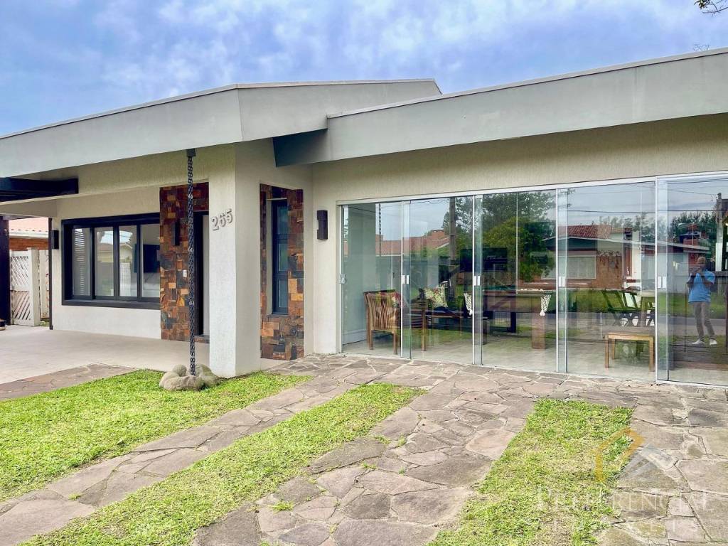 Casa e Sobrado, 3 dormitórios com 187m² no bairro Centro em Xangri-lá