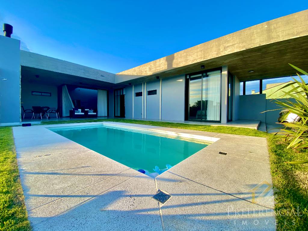 Casa e Sobrado, 2 dormitórios com 80m² no bairro Arpoador em Xangri-lá