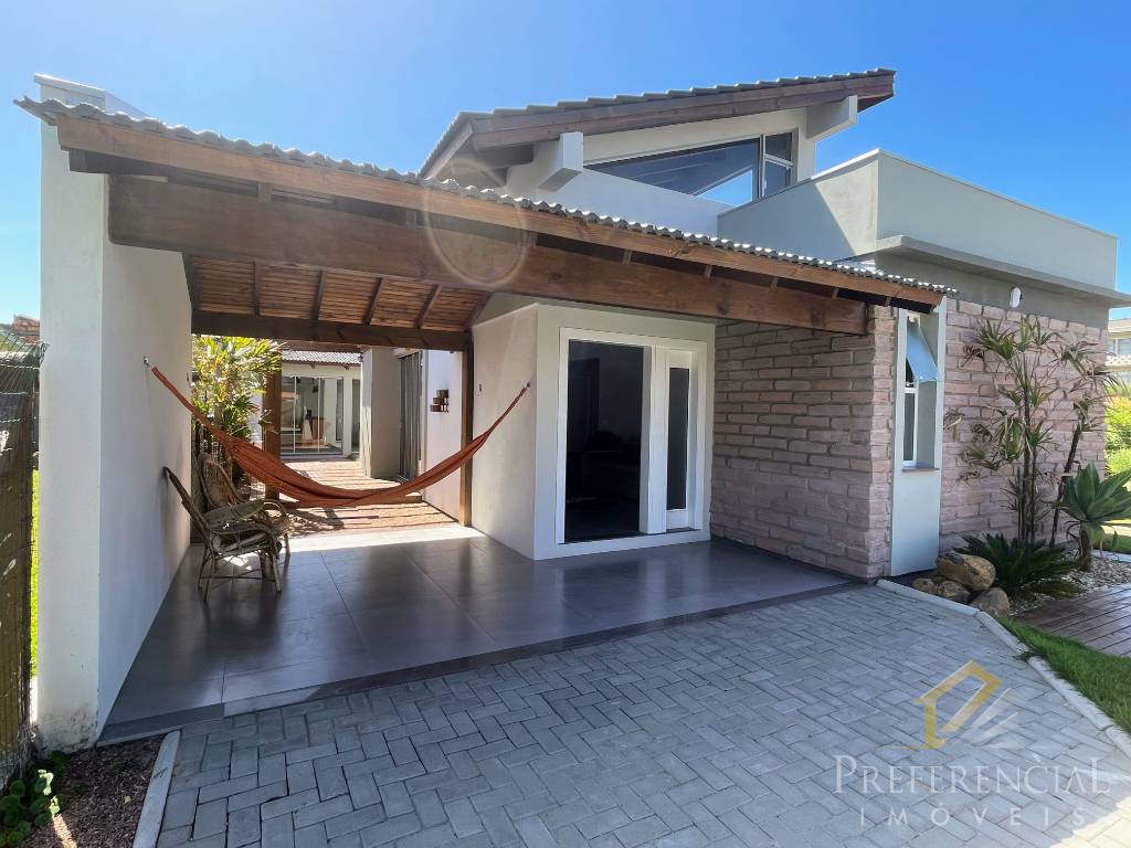 Casa e Sobrado, 4 dormitórios com 160m² no bairro Centro em Xangri-lá