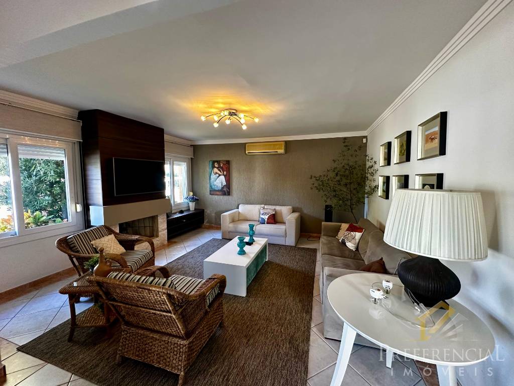 Casa e Sobrado, 5 dormitórios com 245m² no bairro Centro em Xangri-lá