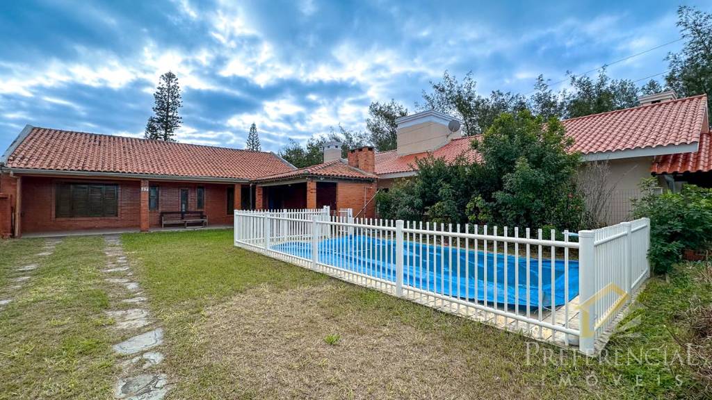 Casa e Sobrado, 3 dormitórios com 107m² no bairro Centro em Xangri-lá