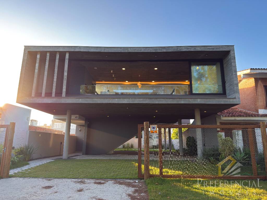 Casa e Sobrado, 4 dormitórios com 337m² no bairro Noiva Do Mar em Xangri-lá