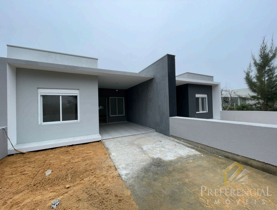 Casa e Sobrado, 2 dormitórios no bairro Atlântida Sul em Osório