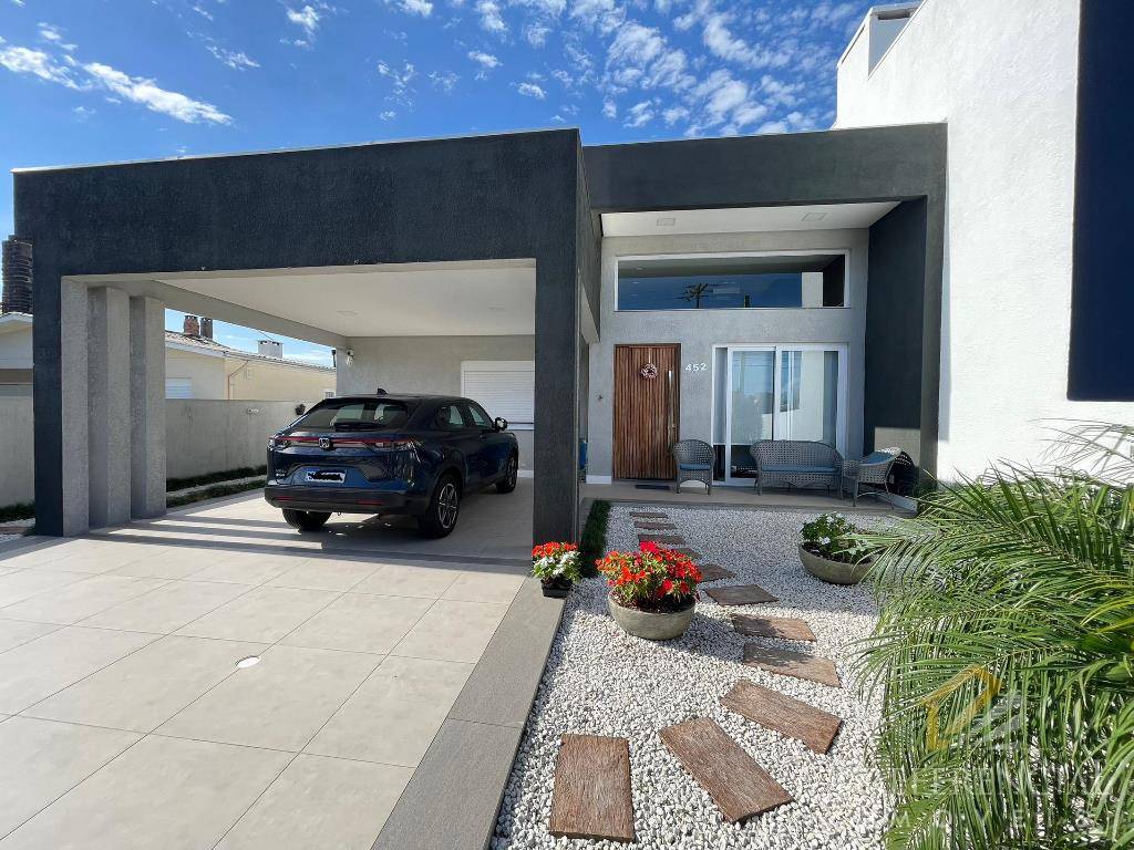 Casa e Sobrado, 4 dormitórios com 208m² no bairro Centro em Xangri-lá