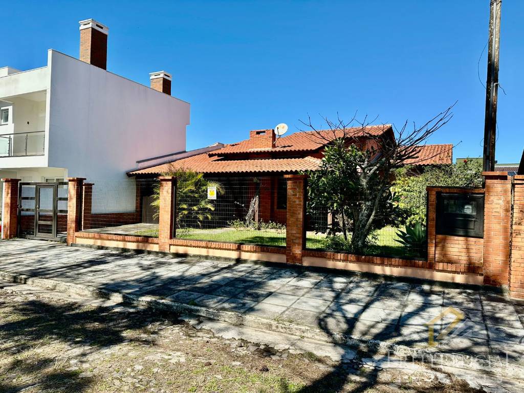 Casa e Sobrado, 3 dormitórios com 134m² no bairro Centro em Xangri-lá